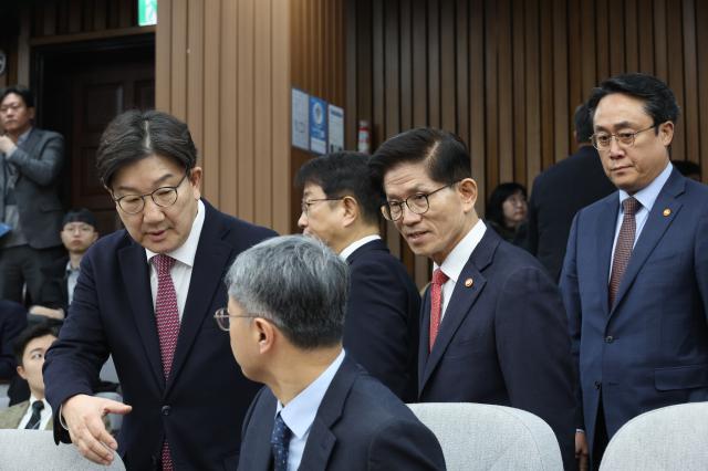 21일 서울 여의도 국회에서 열린 국민안전점검 당정협의회에서 권성동 국민의힘 원내대표 김문수 고용노동부 장관이 입장하고 있다 사진연합뉴스