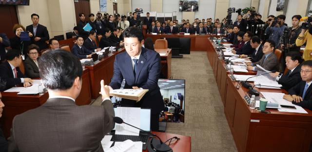 지난 1월 22일 국회에서 열린 윤석열 정부의 비상계엄 선포를 통한 내란 혐의 진상규명 국정조사 특별위원회 1차 청문회에서 안규백 위원장이 윤석열 대통령 동행 명령장을 발부하고 있다 사진연합뉴스