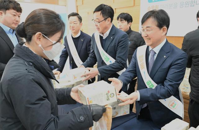 21일 송춘수 NH농협손해보험 대표이사오른쪽가 우리 쌀을 전달하고 아침밥 먹기를 장려하고 있다 사진NH농협손해보험