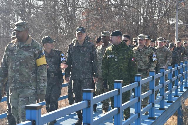 김명수 합참의장과 브런슨 연합사령관 데렉 앨런 맥컬리 유엔사 부사령관캐나다 육군 중장이 판문점 공동경비구역JSA을 방문해 작전태세를 점검하고 있다 사진합동참모본부
