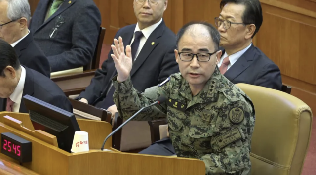 곽종근 전 육군 특수전사령관이 6일 오후 서울 종로구 헌법재판소에서 열린 윤석열 대통령 탄핵심판 6차 변론기일에 증인으로 출석해 질문에 답하고 있다 사진헌법재판소 제공