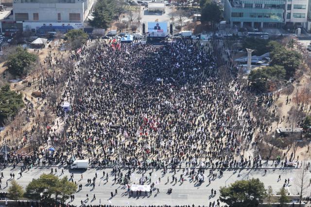 22일 오후 대전시청 남문광장에서 세이브코리아 주최로 탄핵반대 집회가 열렸다 시청 주변이 집회 참가자들로 붐비고 있다 사진연합뉴스