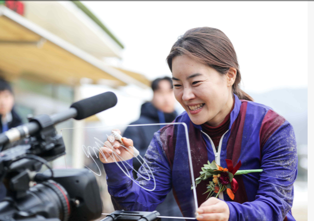 지난 1월 김혜선 기수 출전 경주에 맞춰 유튜브 생방송으로 진행한 ‘알 막툼 챌린지 프리뷰쇼’가 큰 호응을 얻었다사진렛츠런파크 부산경남