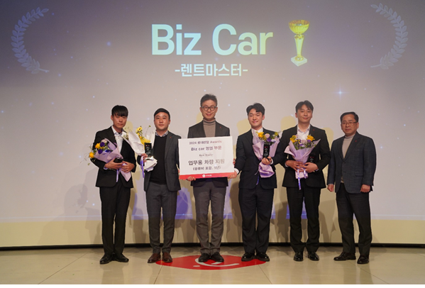 1월23일 GS강남타워에서 열린 2024 롯데렌탈 Awards Biz car 영업 부문 Rent Master렌트마스터 시상식에서 2024년 렌트마스터로 선정된 4인이 기념촬영을 하고 있다 사진 왼쪽부터 춘천장기영업소 홍순현 매니저 울산지점 강정원 매니저 최진환 롯데렌탈 대표이사 사장 창원지점 정연규 매니저 전략영업2팀 조계룡 매니저 김경봉 법인영업본부장 출처롯데렌탈 