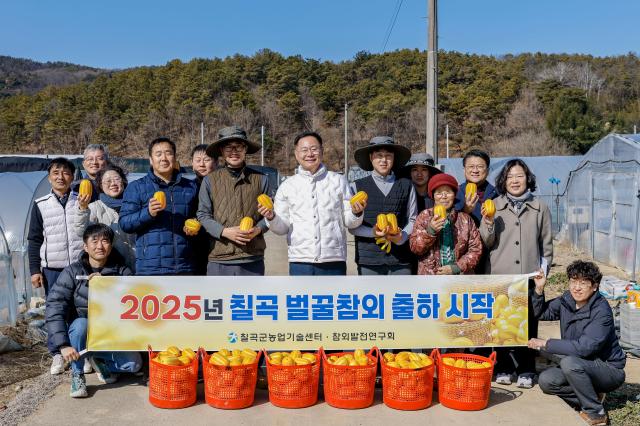 김재욱 칠곡군수앞줄 가운데 흰 점퍼 가 지난 20일 지천면의 장정덕 농가를 방문해 참외 수확 현황을 파악하고 농장주등 농업인들의 애로 사항을 청취하고 기념촬영 하고 있다 사진칠곡군