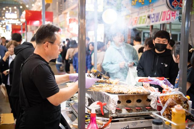 지난해 열린 달달한 낭만야시장의 먹자골목에서 축제 관광객들이 음식을 구입하고 있다 사진구미시