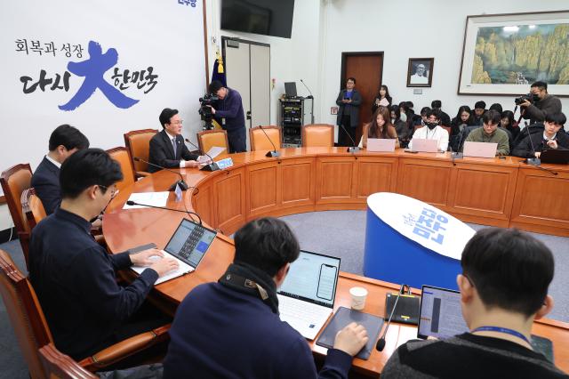 김민석 더불어민주당 최고위원이 23일 서울 여의도 국회에서 기자간담회를 하고 있다 사진연합뉴스