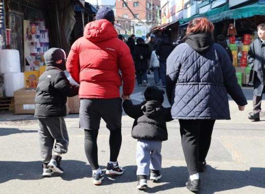 Fathers make up over 30 percent of parental leave users in South Korea for the first time