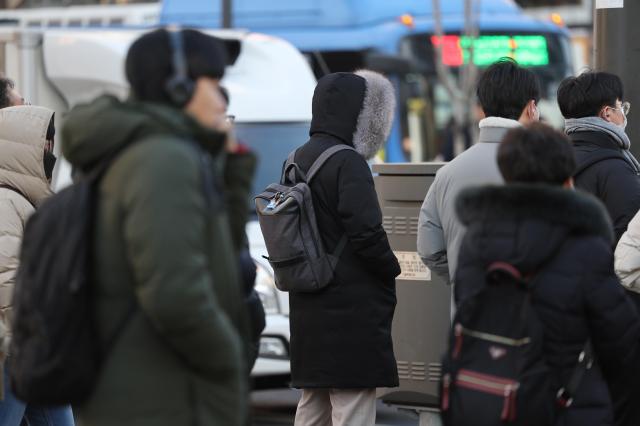 아침 기온이 영하로 떨어지며 추운 날씨가 이어지는 가운데 서울 종로구 광화문네거리에서 두꺼운 외투를 입은 시민들이 발걸음을 옮기고 있다 사진연합뉴스