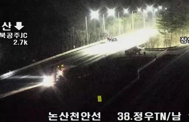 앞선 선행사고로 넘어져 있는 화물차 사진연합뉴스