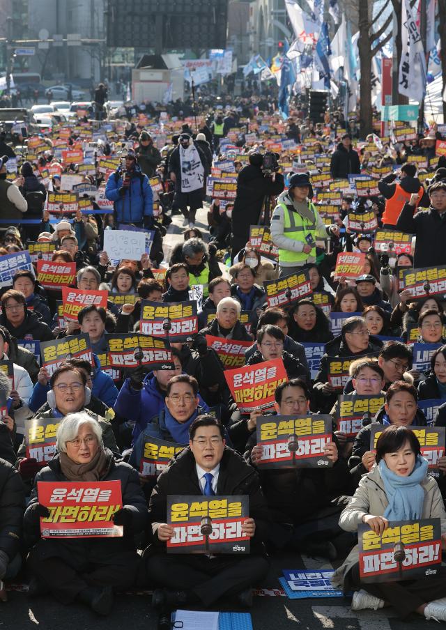 박찬대 더불어민주당 원내대표를 비롯한 의원들이 22일 서울 종로구 헌법재판소 인근 안국동사거리에서 열린 내란종식·헌정수호를 위한 윤석열 파면 범국민 대회에서 구호를 외치고 있다 사진연합뉴스