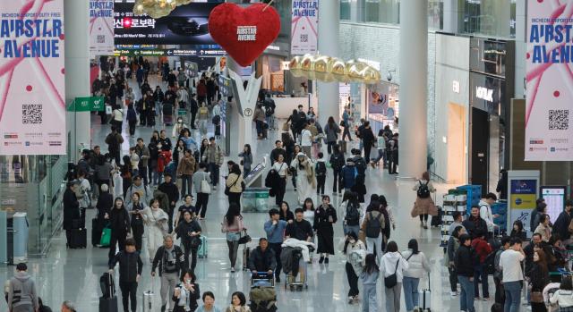 14일 인천공항 1터미널 면세구역의 모습 사진연합뉴스