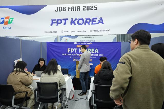 Quang cảnh quầy tuyển dụng của FPT Korea tại sự kiện Job Fair 2025 được tổ chức vào ngày 2322025 ẢnhVSAK