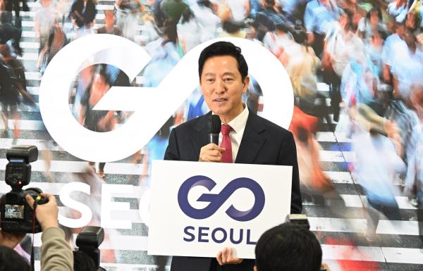 오세훈 서울시장이 24일 오전 서울시의 교통수단 통합브랜드 발표하며 ‘GO SEOUL’ 로고를 공개하고 있다 사진서울시