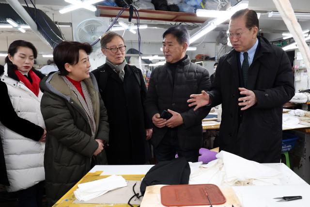 권영세 국민의힘 비상대책위원장이 24일 서울 종로구 창신동 한 봉제 업체 현장 방문하고 있다 사진연합뉴스