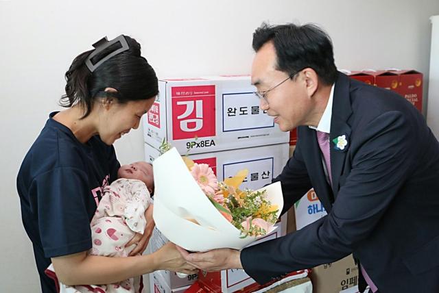 윤병태 나주시장이 일곱째 아이를 낳은 가정을 찾아 축하고 있다 사진나주시