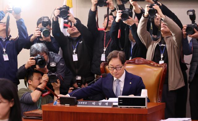 상법 일부개정법률안 등을 심의하는 국회 법제사법위원회의 법안심사제1소위원회가 열린 24일 서울 여의도 국회에서 박범계 소위원장이 의사봉을 두드리고 있다 사진연합뉴스