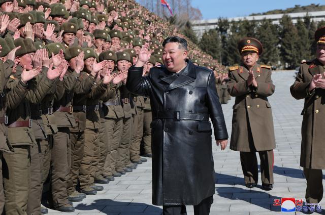 김정은 북한 국무위원장이 전날 북한군 최고급 정치장교 양성기관인 김일성정치대학을을 찾아 군의 사상 무장과 충성을 강조했다고 조선중앙통신이 25일 보도했다 사진연합뉴스 