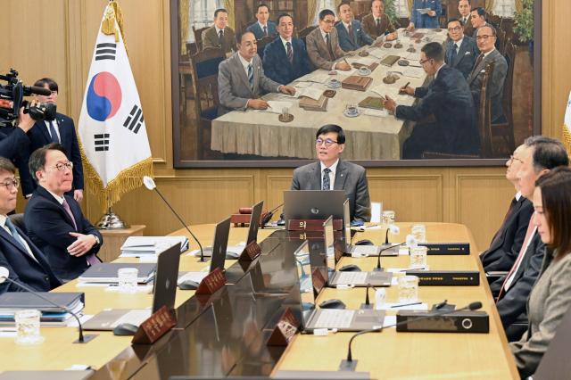 이창용 한국은행 총재가 25일 서울 중구 한국은행 본관에서 열린 금융통화위원회 본회의에서 발언하고 있다 사진공동취재단