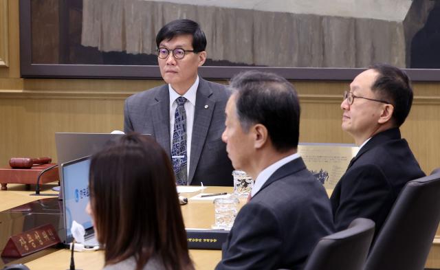 이창용 한국은행 총재가 25일 서울 중구 한국은행 본관에서 금융통화위원회 본회의를 주재하고 있다 사진공동취재단