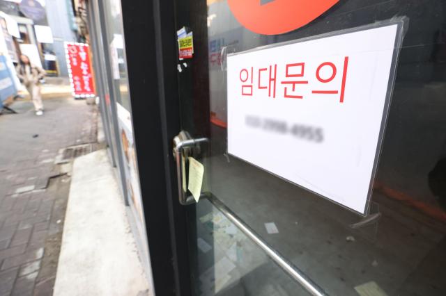 16日,首尔某饭店张贴着租赁公告。【图片来源 韩联社】