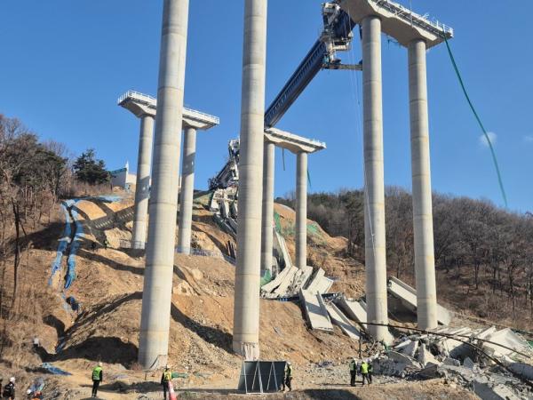 충남 천안시 서북구 입장면 인근 고속도로 공사장 붕괴 사고 현장 모습 사진소방청