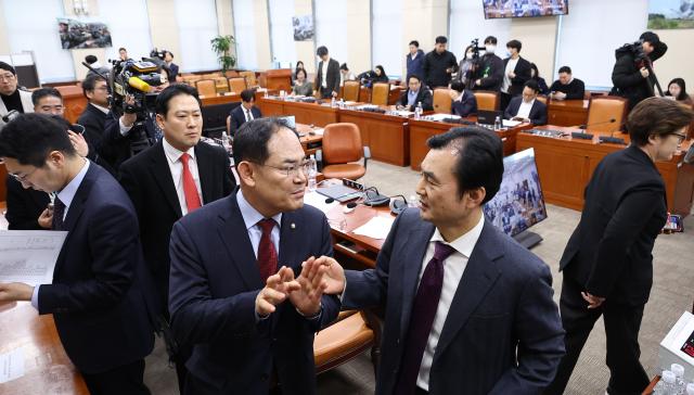 13일 국회에서 열린 윤석열 정부의 비상계엄 선포를 통한 내란 혐의 진상규명 국정조사특별위원회 전체회의에서 안규백 위원장과 여당 측 임종득 의원이 이달 열릴 청문회 출석 증인 및 참고인 대상자 명단을 두고 대화를 나누고 있다사진연합뉴스