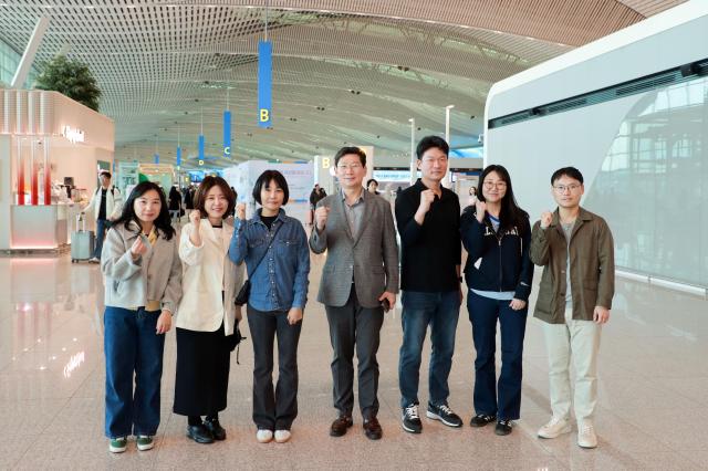 이상일 시장이 시 대표단과 베트남 출국 전 함께하고 있다사진용인시