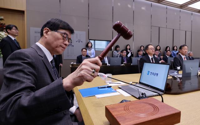 이창용 한국은행 총재가 25일 서울 중구 한국은행 본관에서 열린 금융통화위원회 본회의에서 의사봉을 두드리고 있다 사진공동취재단