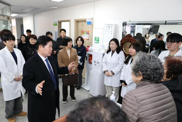 공영민 고흥군수가 금산보건지소를 방문해 공중보건의사와 주민과의 현장 대화를 나고 있다 사진고흥군