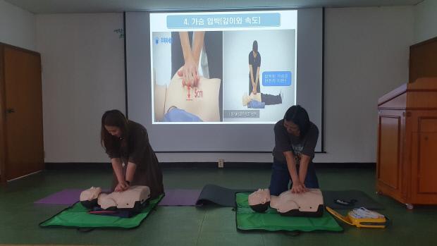 담양군은 최근 농촌지도자회 대의원들에게 심폐소생술 교육을 실시했다 사진담양군