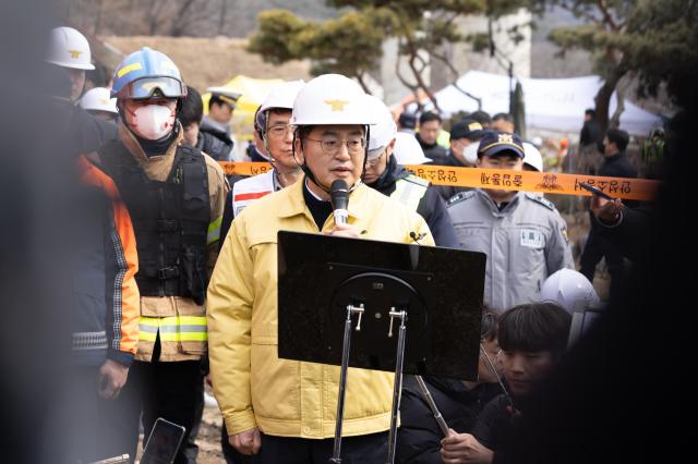 25일 오후 김동연 경기도지사가 안성시 고속도로 공사현장 교량상판붕괴현장을 방문하여 현황 브리핑을 하고 있다 사진경기도