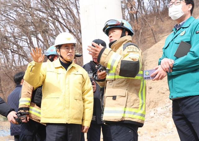 25일 오후 김동연 경기도지사가 안성시 고속도로 공사현장 교량상판붕괴현장을 방문하여 사고상황을 점검하고 있다 사진경기도