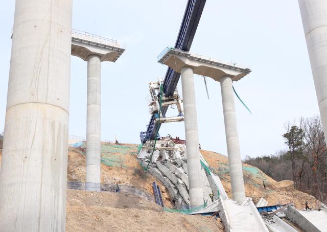 25일 오후 김동연 경기도지사가 안성시 고속도로 공사현장 교량상판붕괴현장을 방문하여 사고상황을 점검하고 있다 사진경기도