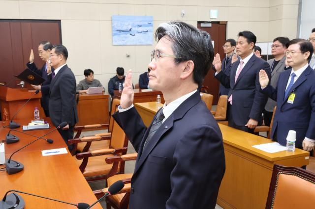 오동운 고위공직자범죄수사처장이 25일 국회에서 열린 윤석열 정부의 비상 계엄 선포를 통한 내란 혐의 진상규명 국정조사 특별위원회 5차 청문회에서 증인 선서를 하고 있다 사진연합뉴스