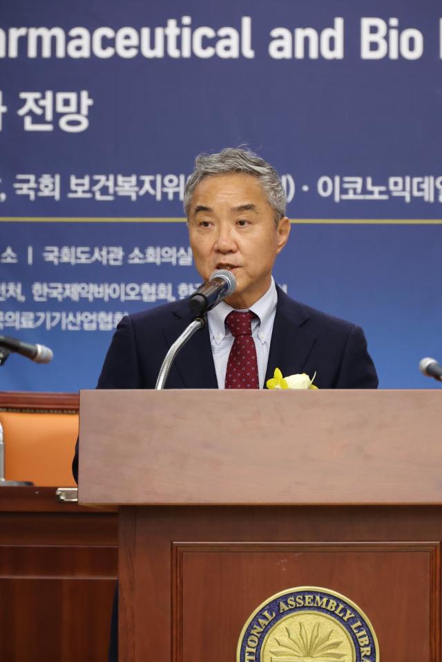 25일 서울 여의도 국회도서관 소회의실에서 열린 2025 이코노믹데일리 제약바이오포럼에서 이승규 한국바이오협회 상임 부회장이 축사를 하고 있다 사진 AJP 한준구 기자