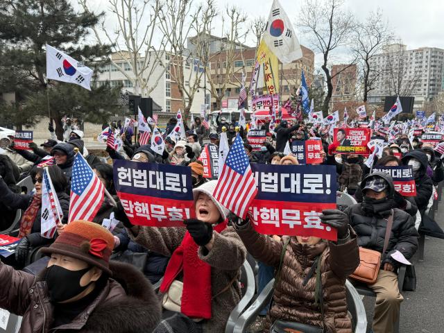 윤석열 대통령에 대한 11차 변론기일이 있던 25일 안국역 5번출구 앞에서 탄핵 반대집회가 열렸다사진송승현 기자