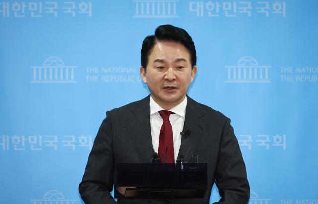 원희룡 전 국토교통부 장관이 12일 국회에서 윤석열 대통령 탄핵 심판 관련 헌법재판소 규탄 기자회견을 마친 후 취재진 질문에 답하고 있다 사진연합뉴스