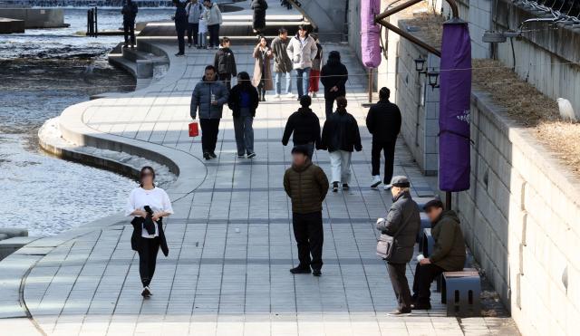 서울의 낮 기온이 최고 10도까지 올라가는 등 포근한 날씨를 보이는 14일 서울 중구 청계천에서 점심식사를 마친 시민들이 산책을 하고 있다 사진연합뉴스