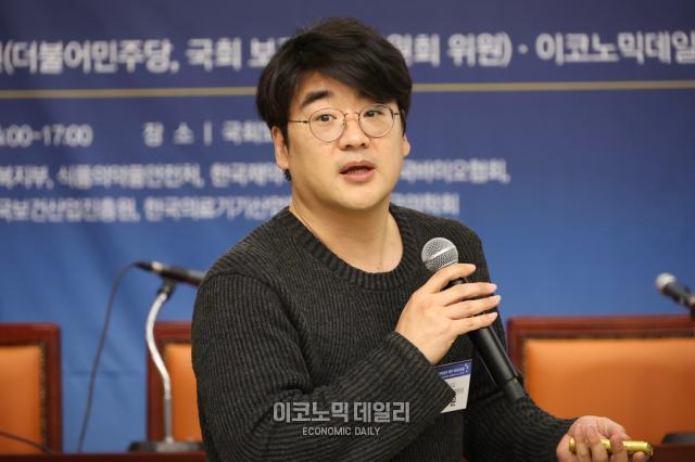 25일 오후 서울 여의도 국회도서관 소회의실에서 개최된 2025 이코노믹데일리 제약바이오 포럼에서 신지윤 신테카바이오 AI신약개발 전략기획팀장이 주제발표 하고 있다 사진AJP 한준구 기자 