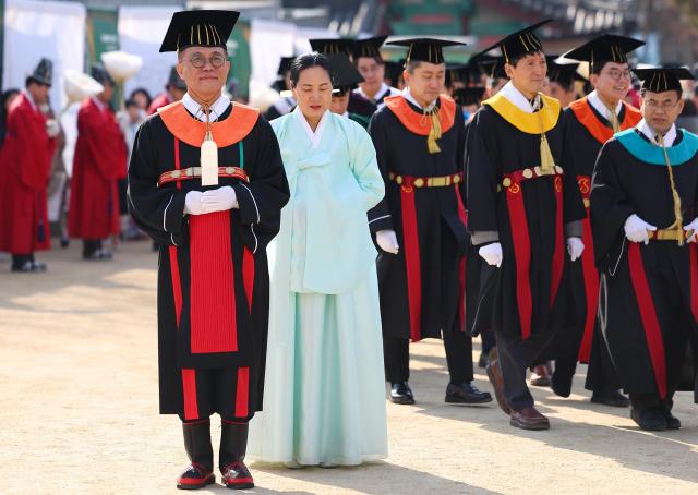 성균관대학교 유지범 총장이 25일 고유례를 주관하고 있다 YONHAP
