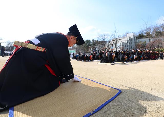 성균관대학교 유지범 총장이 25일 고유례를 주관하고 있다 YONHAP
