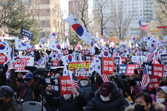 윤석열 대통령에 대한 탄핵심판 9차 변론일인 지난 18일 서울 종로구 헌법재판소 인근에서 지지자들이 탄핵 반대 집회를 열고 있다 사진연합뉴스