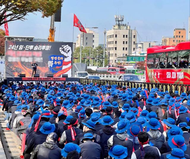 현대트랜시스 노조가 28일 서울 양재동 현대차‧기아 사옥 앞 4차선 도로 중 3개 차선을 점거한 채 시위를 벌이고 있다