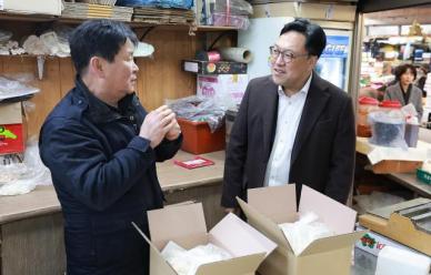 소상공인 만난 김병환 위원장 금융지원 차질 없이 진행할 것