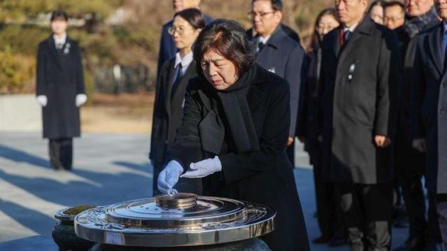 강정애 국가보훈부 장관이 지난 1월 2일 새해를 맞아 서울 동작구 국립서울현충원을 참배하고 있다 사진국가보훈부