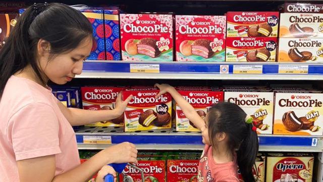 Các sản phẩm Choco Pie được bày bán tại một siêu thị ở Việt Nam ẢnhOrion