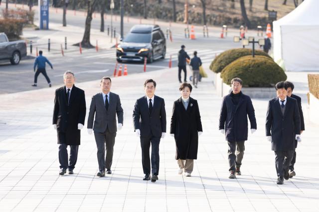 27일 오전 김동연 경기도지사가 228민주의거기념탑으로 이동하고 있다 사진경기도