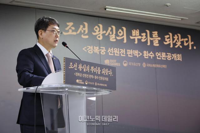 최응천 국가유산청장은 “160주년 삼일절을 앞두고 경복궁 선원전 편액을 환수하게 되어 매우 뜻깊다”며 “이번 환수는 라이엇 게임즈의 지속적인 후원 덕분”이라고 강조했다 그는 “국민들에게 선원전 편액을 고궁박물관에서 선보일 예정”이라고 덧붙였다사진AJP 한준구 기자