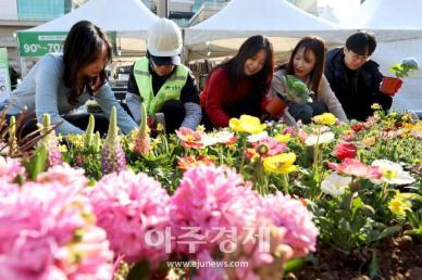 [포토] 성동구, 새봄맞이 왕십리광장 봄꽃 식재